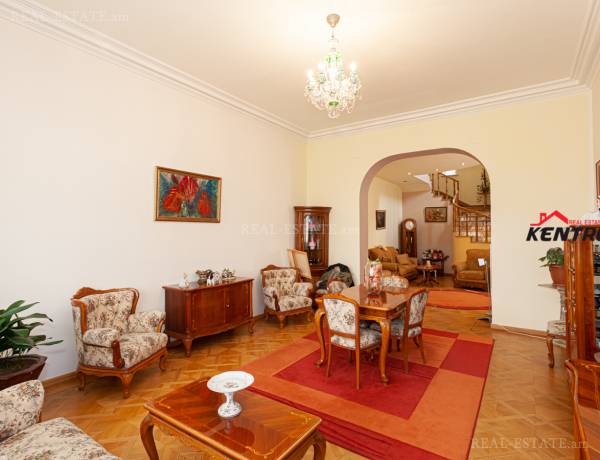 arandznatun-vacharq-Yerevan-Erebuni