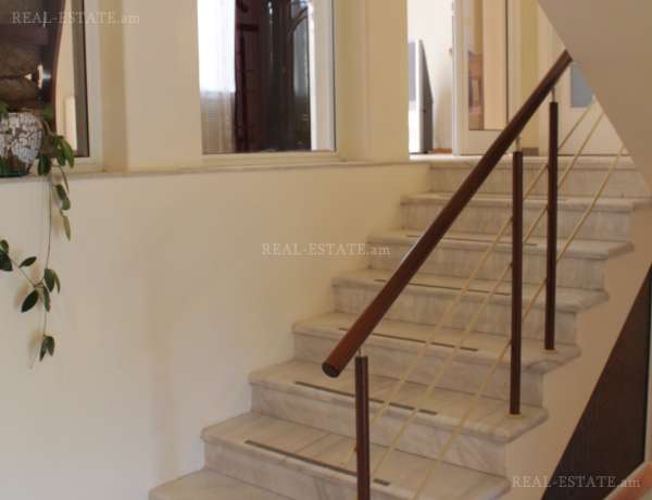 arandznatun-vacharq-Yerevan-Erebuni